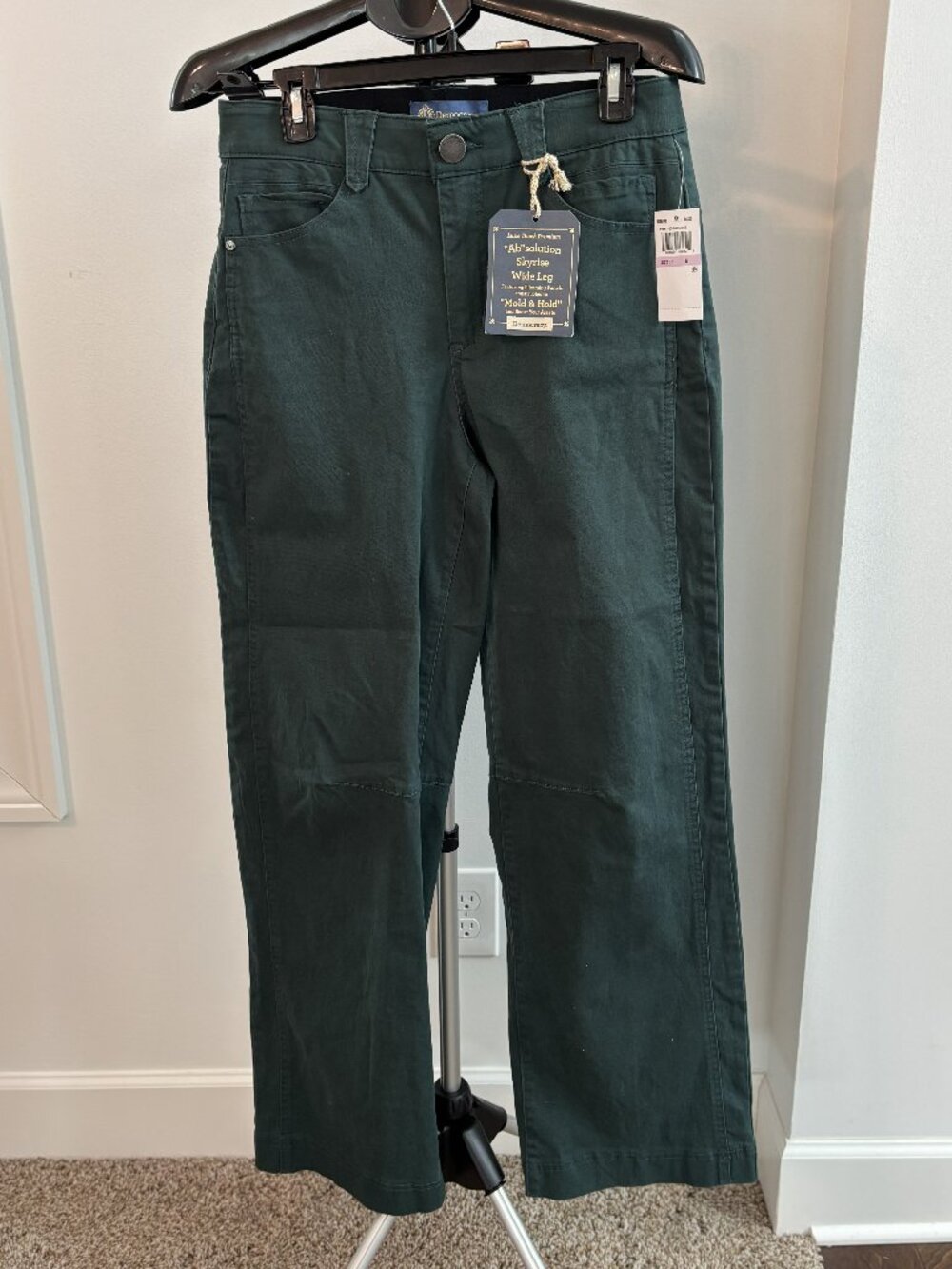 Democracy Jeans in Green.  Skyrise round up Wide Leg.  Size 6 NEW